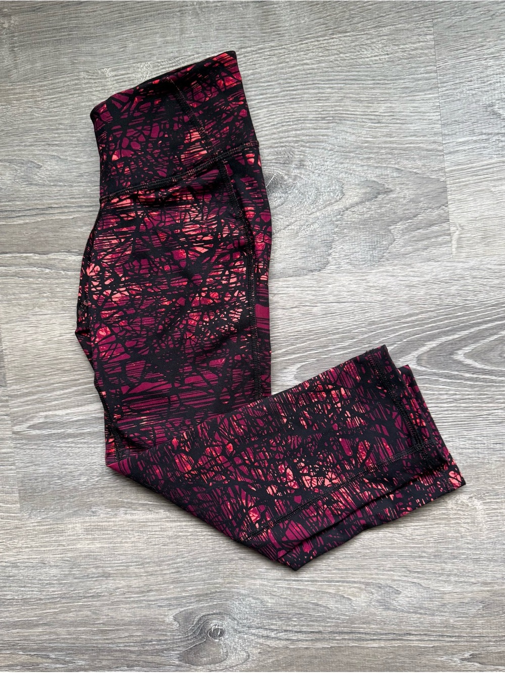 Old Navy Women’s XS Capri Black and Magenta Abstract Print Leggings